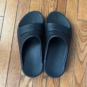 OOFOS OOAHH SLIDE SANDAL - BLACK. Size 8 MENS
